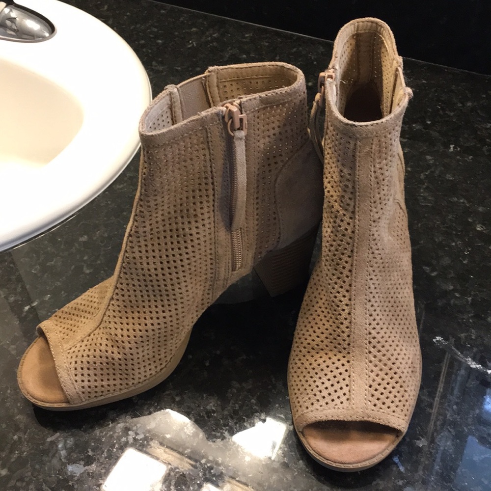 Darling Peep Toe Tan Booties Size 7.5